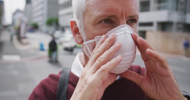 白种人中年男子白天在城市街道上走来走去 慢吞吞地戴着口罩 对着科罗纳威斯 鳕鱼19 — 图库视频影像