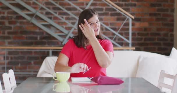 Vlogger Mujer Caucásica Pasar Tiempo Casa Sentado Junto Una Mesa — Vídeo de stock