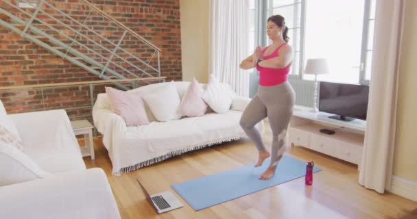 Vlogger Mujer Caucásica Pasar Tiempo Casa Ejercicio Yoga Una Estera — Vídeos de Stock