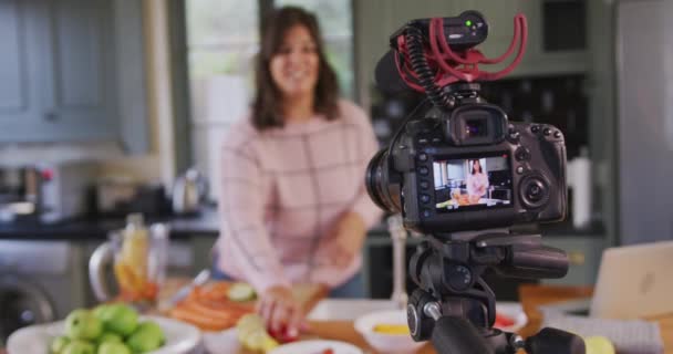 Kaukasiska Kvinnliga Vlogger Hemma Hennes Kök Visar Förbereda Mat Recept — Stockvideo