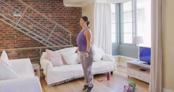 Mulher Caucasiana Vlogger Passar Tempo Casa Exercitando Usando Uma Corda — Vídeo de Stock