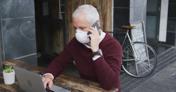 Hombre Caucásico Mediana Edad Sentado Una Mesa Una Terraza Café — Vídeos de Stock