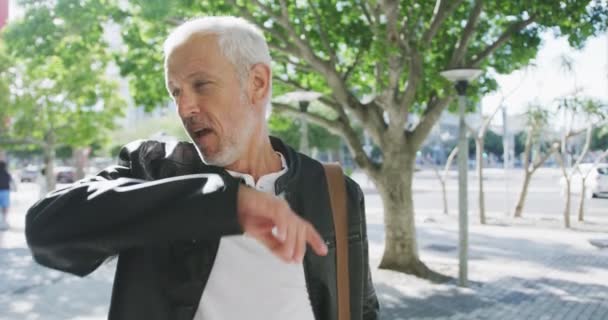 Blanke Man Van Middelbare Leeftijd Die Overdag Straten Van Stad — Stockvideo