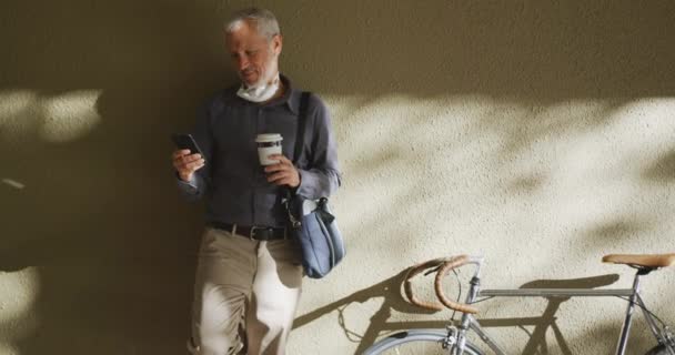 Bărbat Caucazian Vârstă Mijlocie Străzile Orașului Timpul Zilei Purtând Mască — Videoclip de stoc