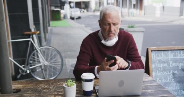 Medelålders Kaukasiska Mannen Sitter Vid Ett Bord Vid Kaffeterrass Bär — Stockvideo