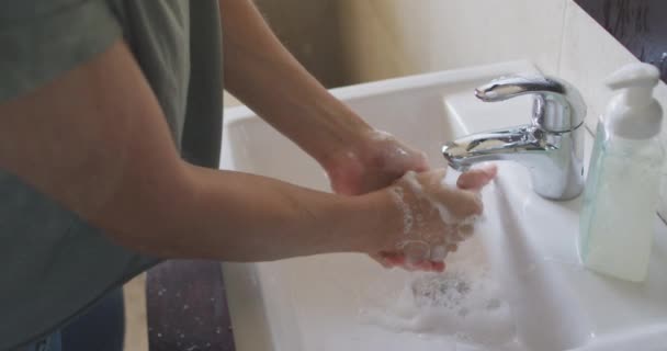 接近一个高加索女人的中段 她在家中呆着 与外界保持距离 在科罗纳韦病毒蔓延期间自我隔离 慢吞吞地洗手 — 图库视频影像