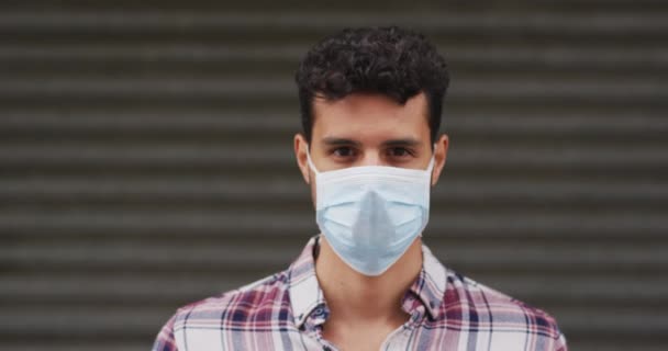 Portret Van Een Blanke Man Met Een Gezichtsmasker Tegen Het — Stockvideo