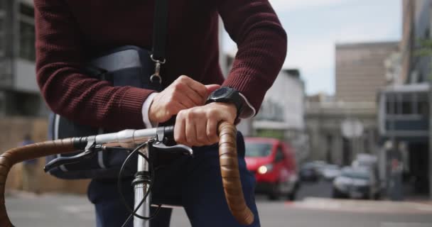 Kaukasischer Mann Mittleren Alters Der Tagsüber Auf Den Straßen Der — Stockvideo