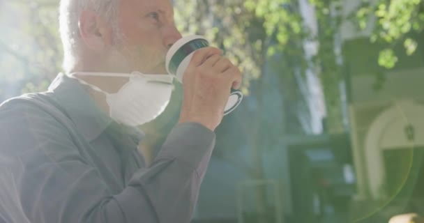 Orta Yaşlı Beyaz Bir Adam Gün Boyunca Şehir Sokaklarında Dolaşır — Stok video