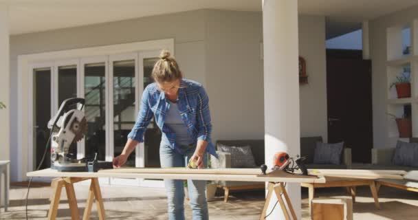 Una Mujer Caucásica Que Pasa Jardín Renovando Casa Distanciamiento Social — Vídeo de stock