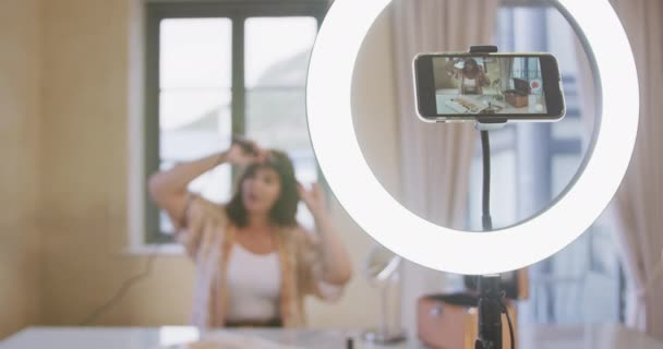 Běloška Samice Vlogger Doma Dělá Kadeřnictví Tutorial Pro Její Online — Stock video