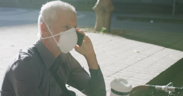 Hombre Caucásico Mediana Edad Fuera Alrededor Las Calles Ciudad Durante — Vídeo de stock