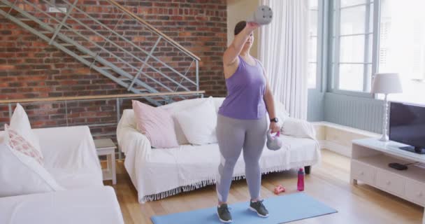 白人女性Vlogger花时间在家里 在瑜伽垫上锻炼 使用垃圾袋铃 隔离隔离中的社会疏离和自我隔离 — 图库视频影像