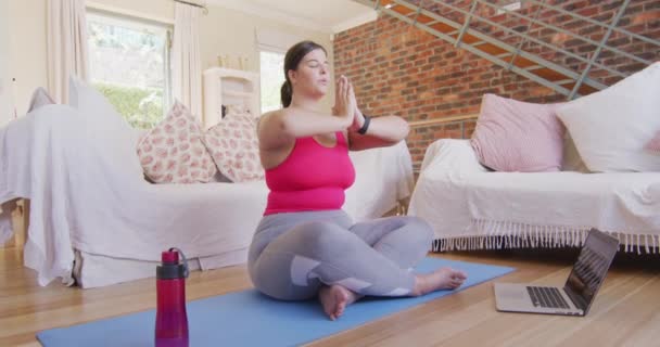 Vlogger Femenina Caucásica Pasando Tiempo Casa Meditando Mientras Hace Ejercicio — Vídeos de Stock