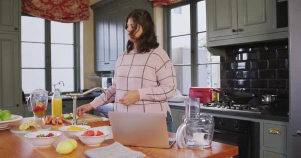 Mulher Branca Vlogger Casa Sua Cozinha Verificando Uma Receita Seu — Vídeo de Stock