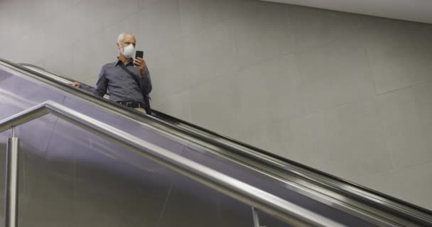 Чоловік Середнього Віку Масці Обличчя Проти Коронавірусу Коїд Використовуючи Ескалатор — стокове відео