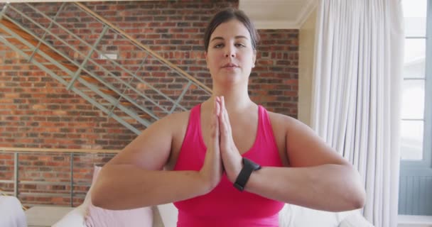 Mulher Caucasiana Vlogger Passar Tempo Casa Meditando Durante Exercício Ioga — Vídeo de Stock