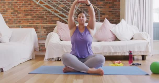 Kaukasische Vloggerin Verbringt Zeit Hause Trainiert Auf Einer Yogamatte Und — Stockvideo