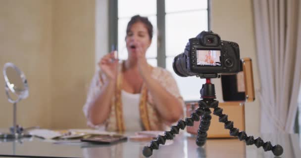 Blanke Vrouwelijke Vlogger Thuis Het Doen Van Een Make Tutorial — Stockvideo