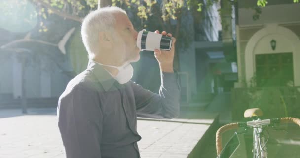 Medelålders Kaukasiska Mannen Och Omkring Stadens Gator Dagen Bär Ansiktsmask — Stockvideo