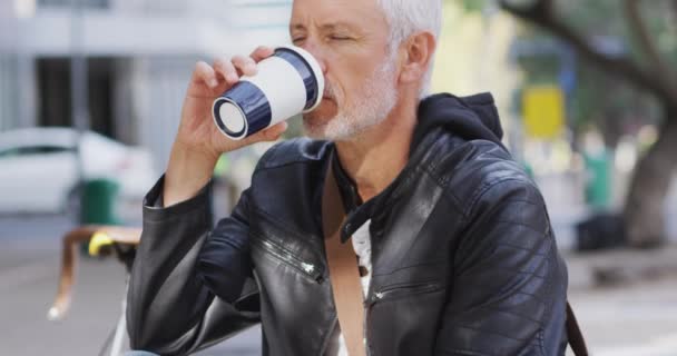 Homem Caucasiano Meia Idade Nas Ruas Cidade Durante Dia Bebendo — Vídeo de Stock