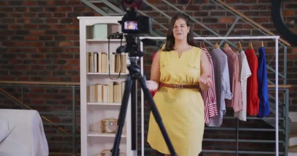 Blanke Vrouwelijke Vlogger Thuis Haar Kleedkamer Het Doen Van Een — Stockvideo