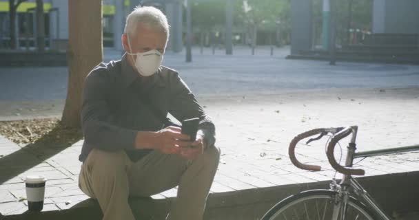 Muž Středního Věku Běloch Ven Asi Ulicích Města Během Dne — Stock video