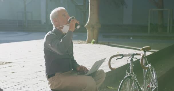 Orta Yaşlı Beyaz Bir Adam Gün Boyunca Şehir Sokaklarında Dolaşır — Stok video