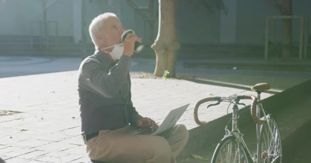 Uomo Caucasico Mezza Età Giro Strade Della Città Durante Giorno — Video Stock