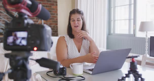 Kaukasiska Kvinnliga Vlogger Tillbringa Tid Hemma Sitter Vid Ett Bord — Stockvideo