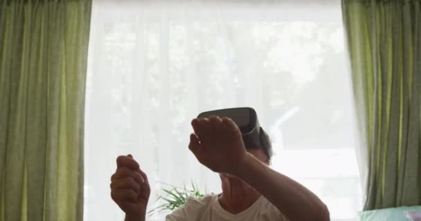 Senior Blanke Man Zit Met Behulp Van Een Virtual Reality — Stockvideo