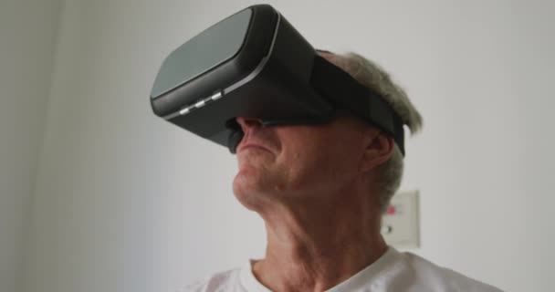 Primer Plano Hombre Caucásico Mayor Usando Auricular Realidad Virtual Mirando — Vídeo de stock