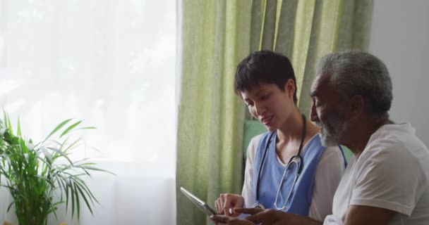 Senior Smíšené Rasy Muž Sedí Pomocí Tabletu Počítače Svém Pokoji — Stock video