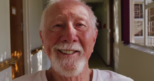 Close Portrait Senior Caucasian Man White Beard Looking Camera Smiling — Stock Video