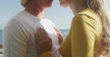 Kafkasyalı bir çiftin evine yakın, balkonda durup kucaklaşıyorlar, birlikte vakit geçiriyorlar. Karantina karantinasında sosyal uzaklık ve kişisel izolasyon.