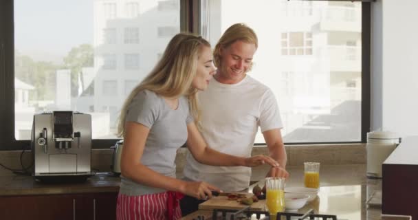 Kaukasiska Par Hemma Sitter Ett Kök Förbereder Frukost Ler Social — Stockvideo