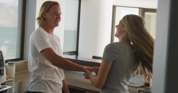 Casal Branco Casa Dançando Abraçando Sala Estar Distanciamento Social Auto — Vídeo de Stock