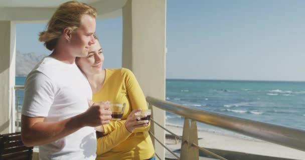 Pareja Caucásica Casa Pie Abrazándose Balcón Disfrutando Del Tiempo Juntos — Vídeo de stock