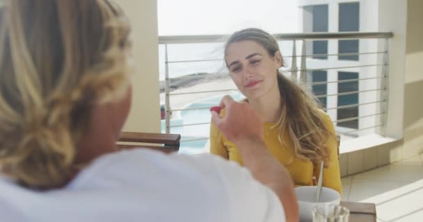 Blank Stel Thuis Tijd Doorbrengen Het Balkon Samen Eten Sociale — Stockvideo