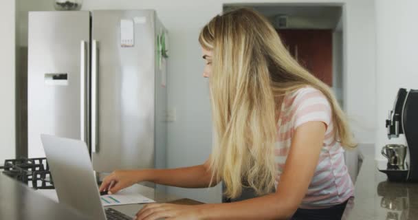 Λευκή Γυναίκα Στο Σπίτι Κάθεται Στο Γραφείο Χρησιμοποιώντας Έναν Φορητό — Αρχείο Βίντεο