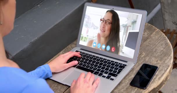 Через Плече Жінка Вдома Має Відео Зустріч Ноутбуці Жінкою Співробітником — стокове відео