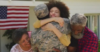 Çok nesilli melez bir aile bahçede eğleniyor. Askeri üniforma giyen melez bir adamı ağırlıyor. Eve dönüyor, partnerini kucaklıyor.