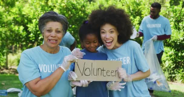 Familles Mixtes Multigénérationnelles Amusant Dans Jardin Portant Toutes Des Shirts — Video