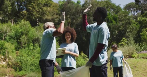 Multi Generazione Famiglia Razza Mista Godendo Loro Tempo Giardino Tutti — Video Stock