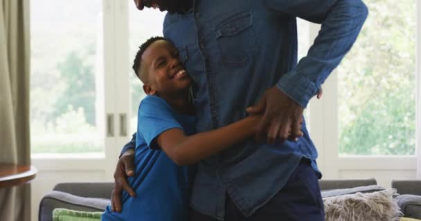 Afroamerikanischer Mann Genießt Seine Zeit Hause Umarmt Seinen Sohn Soziale — Stockvideo