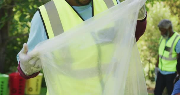 Retrato Hombre Afroamericano Disfrutando Tiempo Jardín Sosteniendo Una Bolsa Llena — Vídeos de Stock