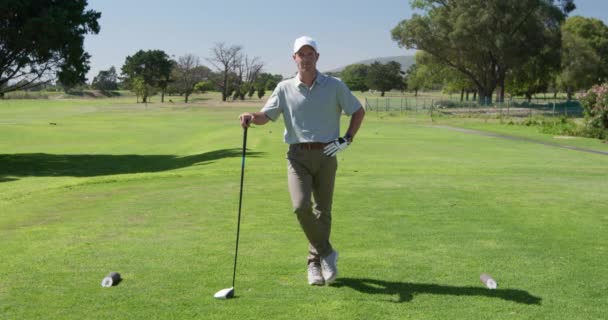 Golfista Caucásico Pie Campo Golf Día Soleado Con Una Gorra — Vídeo de stock