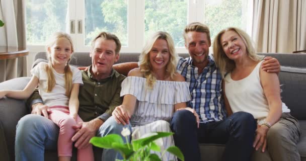 Família Caucasiana Múltiplas Gerações Desfrutando Seu Tempo Casa Sentado Sofá — Vídeo de Stock