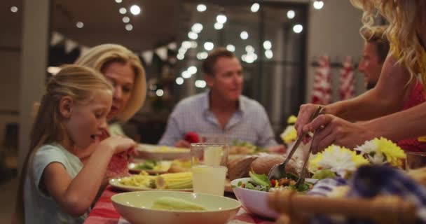 Familia Caucásica Varias Generaciones Que Disfrutan Tiempo Casa Sentados Mesa — Vídeos de Stock