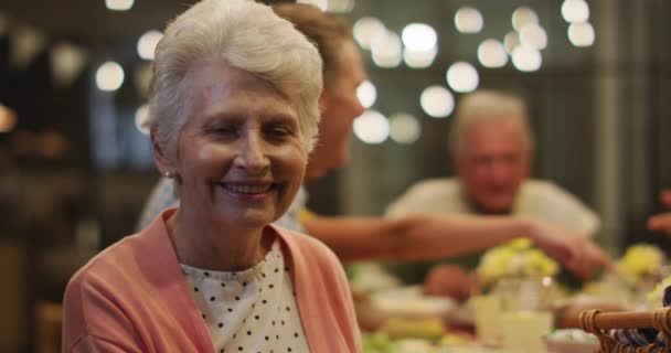 Πορτρέτο Της Ηλικιωμένης Καυκάσιας Γυναίκας Που Απολαμβάνει Χρόνο Της Στο — Αρχείο Βίντεο